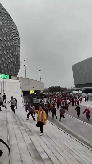 太难受了!提前离场的蓉城球迷听见绝平冲回球场,结果进球无效