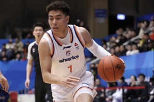 小李飞刀!李添荣半场替补9分钟 三分5中4贡献14分3板2助!