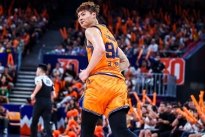 它是胜负手！上海篮板60-34多深圳26个！王哲林一人独揽18个！