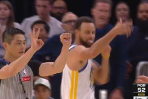 库里被吹进攻犯规！科尔愤怒选择挑战 最终取消吹罚