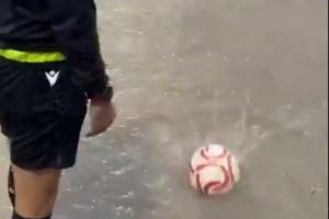 都能划船了😂西班牙第四级别联赛因暴雨推迟，主裁扔球测试积水