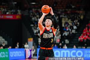 被拳打脚踢！贺希宁6中3拿到10分1板3助1断 两次险些受伤