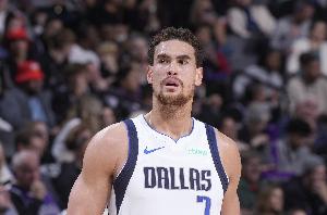 🥹12年独行侠生涯落幕！Shams：独行侠裁掉老将中锋鲍威尔！