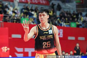 媒体人：庞峥麟三分手感冰凉 虽有3助攻但6次失误 希望尽快找到状