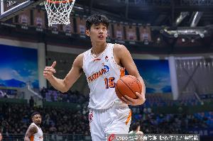 哑火！去年状元杨曦皓半场4中0颗粒无收 三分3中0