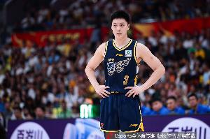 手感很不错了！胡明轩半场7中4&三分3中2拿到10分4板3助