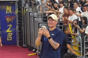 巩晓彬打趣：朱总现在都戴上眼镜了 光拍视频吃得腮帮子都胖了