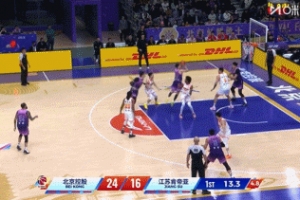 神来之笔！沈梓捷拼下前场篮板 失衡抛投神奇命中打成2+1