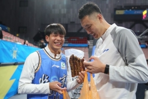 翟晓川：欢迎艾米爱打篮球的货车司机 来到首钢主场为我们加油