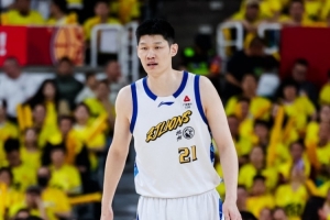 稳定输出但篮板不好！胡金秋15中8拿下19分3篮板