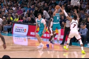 神来之笔！格雷森·阿伦失衡抢投 压哨三分命中打成3+1