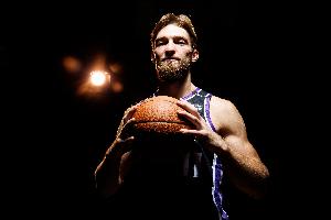 两双到手！小萨博尼斯半场5投4中 拿到10分10篮板1助攻1抢断