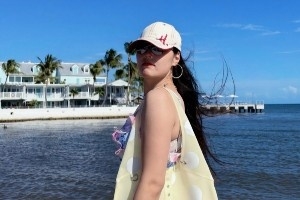李月汝晒度假美照：在海与白日梦境之间的某个地方🐚🩷